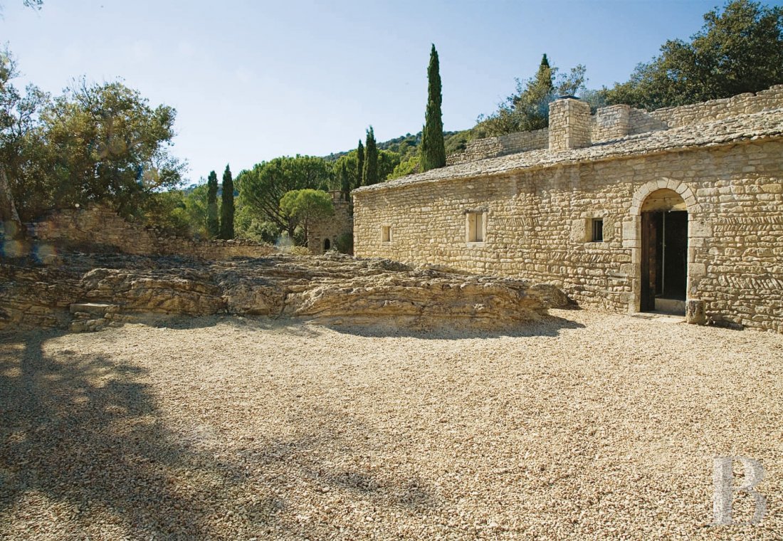 Entre Apt et Lourmarin, au cœur d’une vallée verdoyante et sauvage, un ancien prieuré médiéval ouvert aux voyageurs - photo  n°9