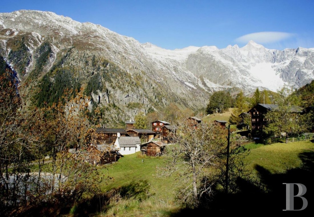 Dans le Valais, au cœur des Alpes suisses,  un chalet traditionnel subtilement rénové - photo  n°9