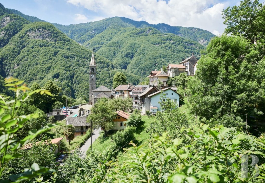 Dans le Tessin, non loin du lac Majeur,  une grande maison de village surplombant une vallée sauvage - photo  n°2