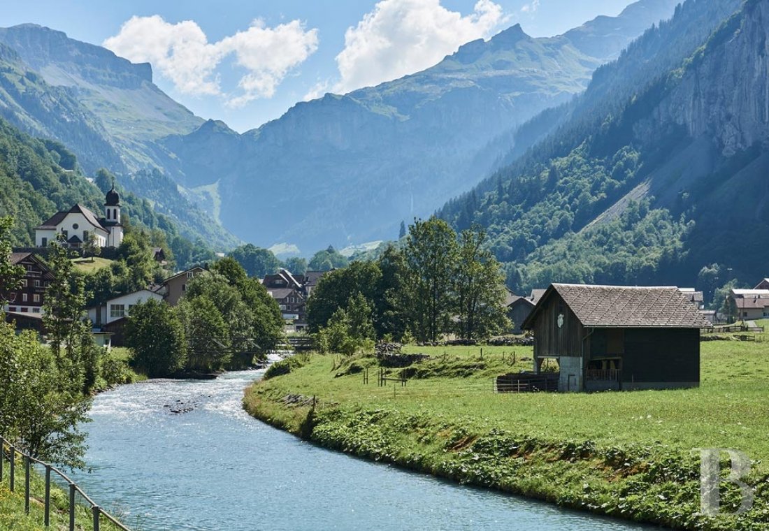 Au creux de la vallée de la Schächen, dans le canton suisse d’Uri, une ancienne ferme du 15e siècle transformée en gîte - photo  n°3