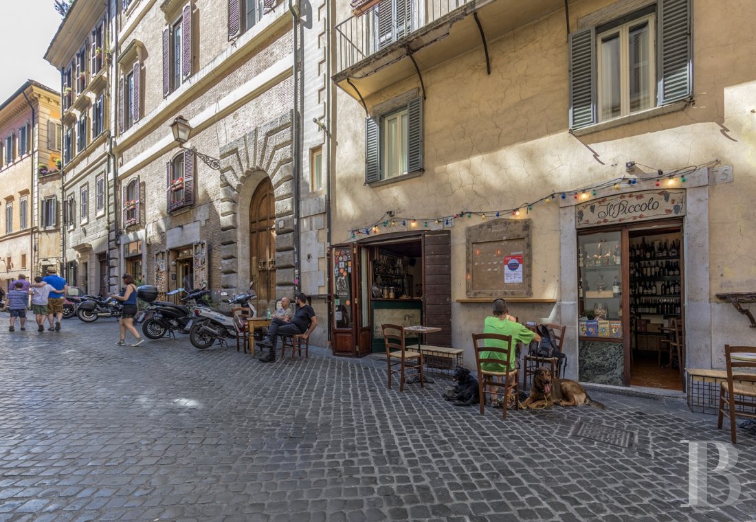 À Rome, tout près de la place Navone,  un appartement dans un palazzo du 16e siècle - photo  n°2