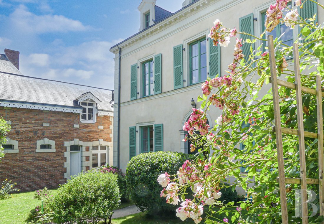 maisons de caractère à vendre - pays-de-loire - Dans une cité du sud de la Mayenne,  une maison du 19ème siècle, avec jardin et dépendances