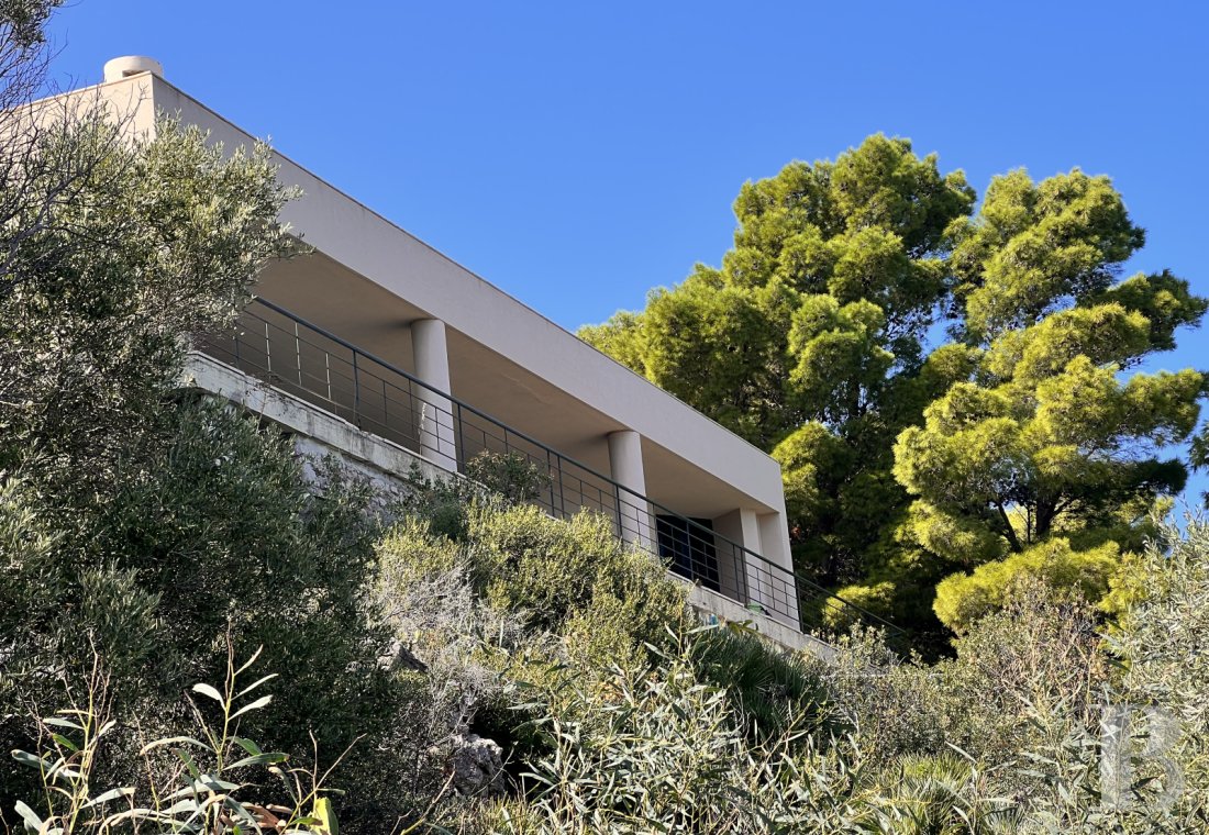 En Sicile, à l’est de Palerme, une maison d’inspiration moderniste en balcon sur la mer - photo  n°30