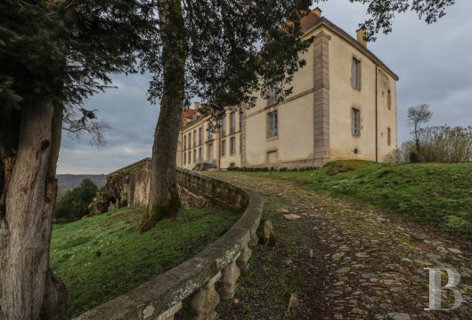 Dans le Morvan, non loin de Bibracte, un château du 18e siècle dominant toute la vallée - photo  n°9