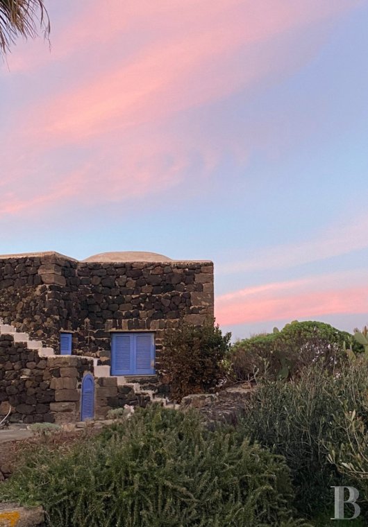 Sur l’île de Pantellaria, entre la Sicile et les côtes tunisiennes, un hameau de maisons traditionnelles en pierre de lave - photo  n°28