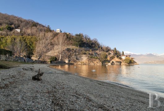En Italie, sur la rive ouest du lac de Côme, une villa sur l’eau à l’ombre du Castello Rezzonico - photo  n°27