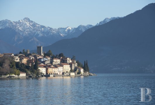 En Italie, sur la rive ouest du lac de Côme, une villa sur l’eau à l’ombre du Castello Rezzonico - photo  n°28