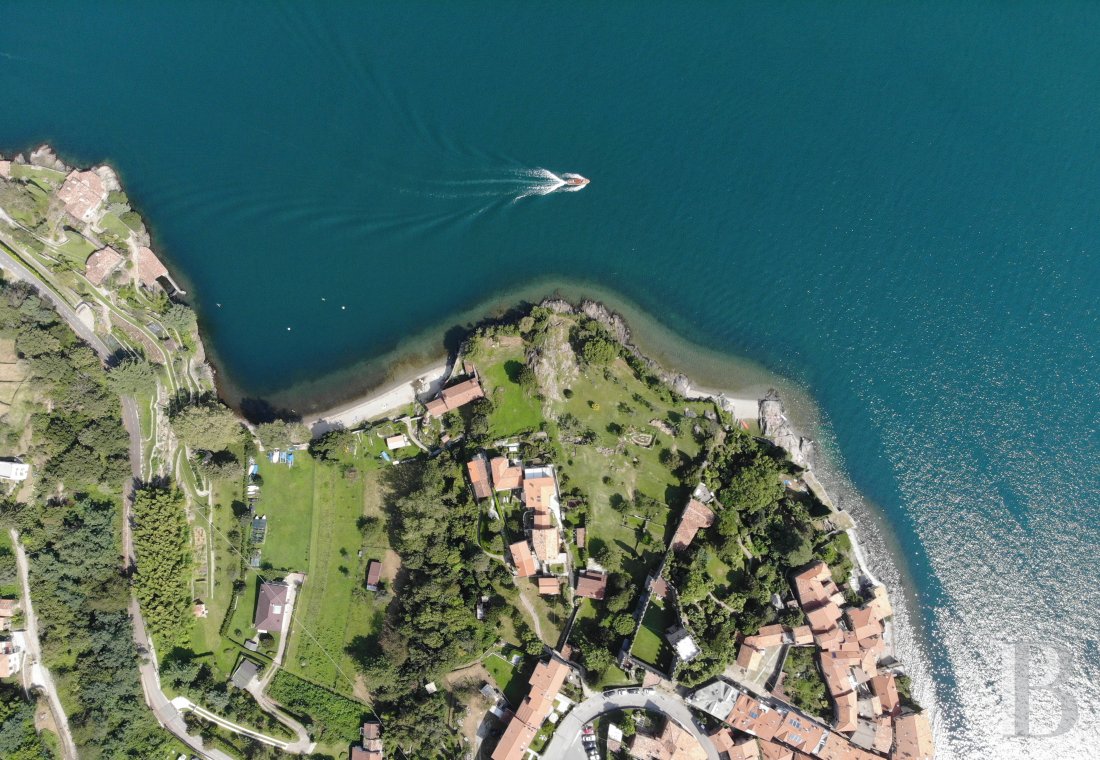 En Italie, sur la rive ouest du lac de Côme, une villa sur l’eau à l’ombre du Castello Rezzonico - photo  n°3