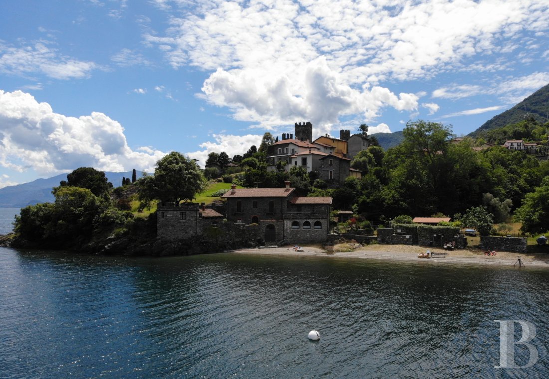 En Italie, sur la rive ouest du lac de Côme, une villa sur l’eau à l’ombre du Castello Rezzonico - photo  n°4