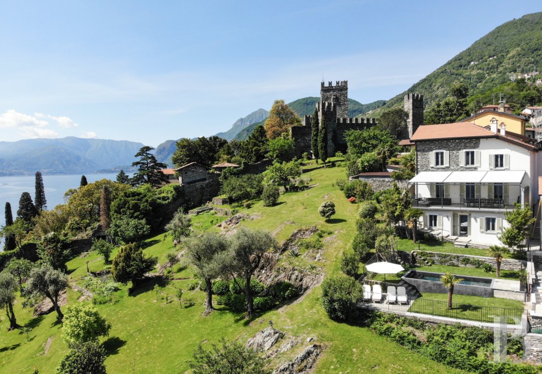 En Italie, sur la rive ouest du lac de Côme, une villa sur l’eau à l’ombre du Castello Rezzonico - photo  n°29