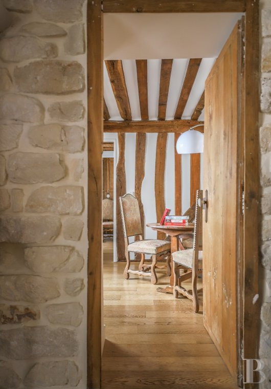 Dans le quartier de l’Odéon, un appartement sur cour tout en poutres et murs de pierre - photo  n°6