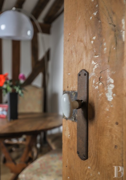 Dans le quartier de l’Odéon, un appartement sur cour tout en poutres et murs de pierre - photo  n°2