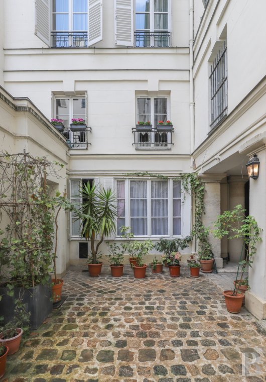 Dans le quartier de l’Odéon, un appartement sur cour tout en poutres et murs de pierre - photo  n°13