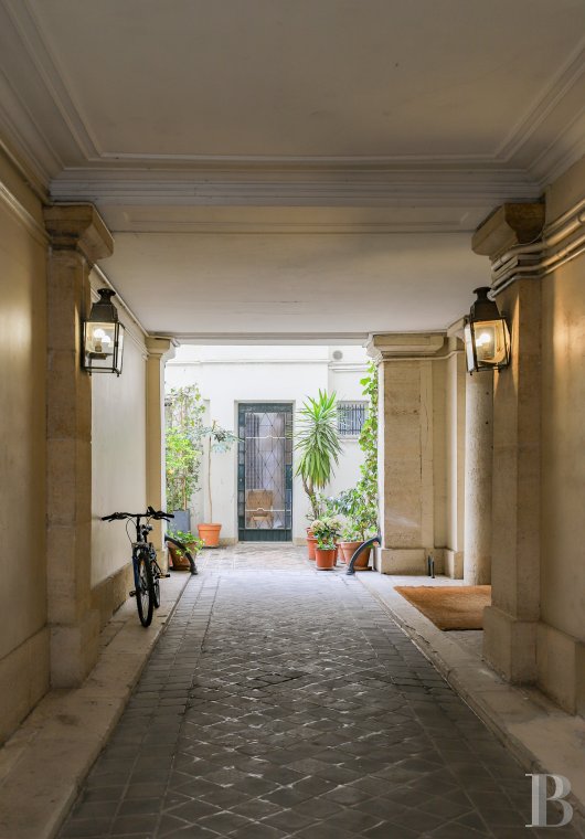 Dans le quartier de l’Odéon, un appartement sur cour tout en poutres et murs de pierre - photo  n°14