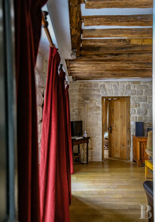 Dans le quartier de l’Odéon, un appartement sur cour tout en poutres et murs de pierre - photo  n°3