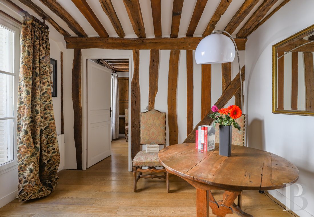 Dans le quartier de l’Odéon, un appartement sur cour tout en poutres et murs de pierre - photo  n°5