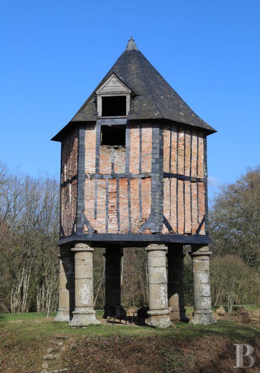 En Mayenne, au nord de la ville éponyme, un château du 17e siècle ceinturé de douves en eau - photo  n°7