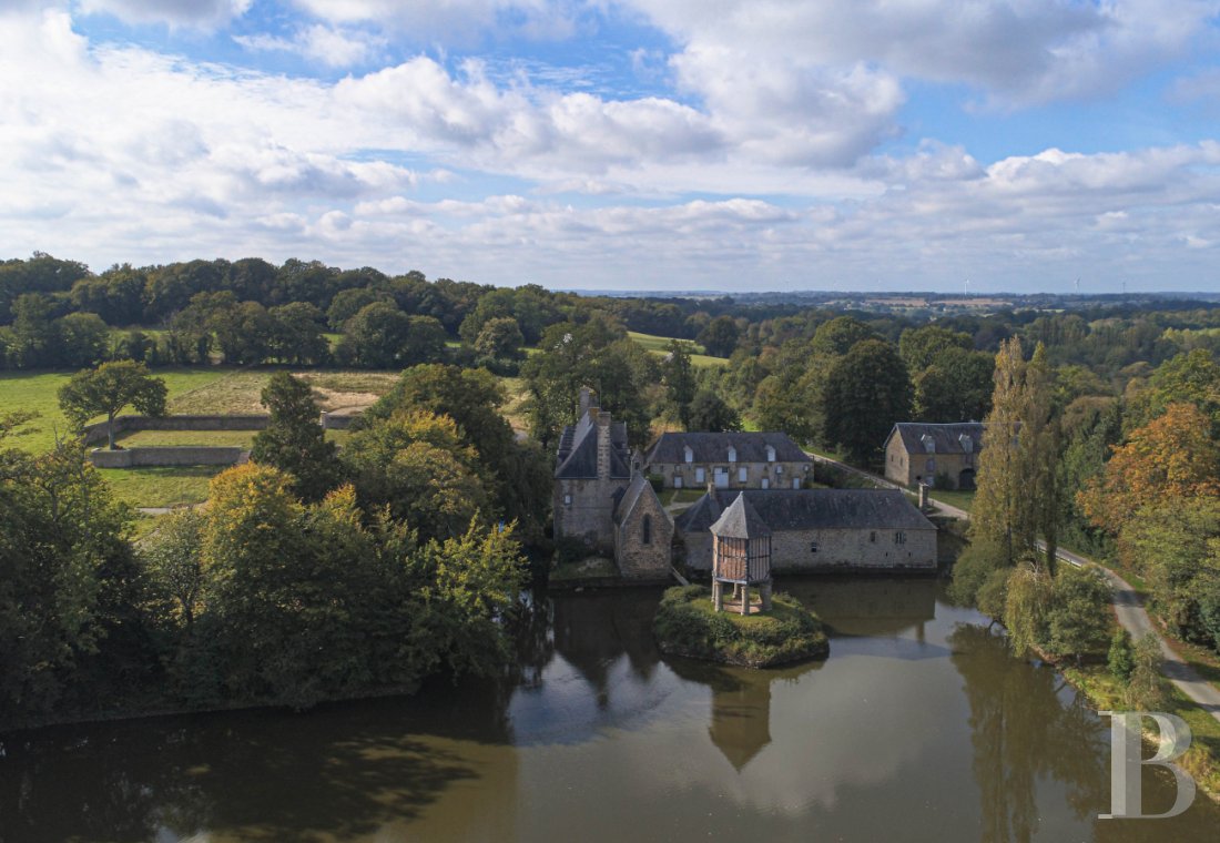 En Mayenne, au nord de la ville éponyme, un château du 17e siècle ceinturé de douves en eau - photo  n°3