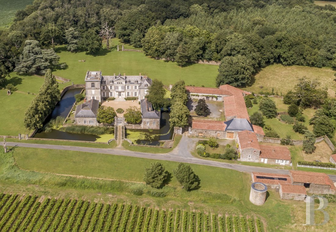 châteaux à vendre - pays-de-loire - Dans le vignoble nantais, avec son domaine de 73 ha, un château des 17e et 18e s. inscrit MH et ses anciens chais 