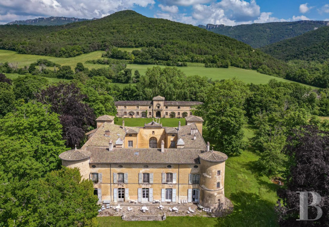 châteaux à vendre - rhones-alpes - Dans la Drôme, veillant sur l'horizon et la vallée du Rhône, un haut-lieu de l'histoire du Grand Siècle classé MH, ses dépendances, son parc et ses terres.