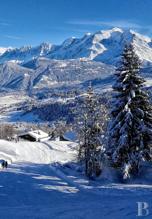 À Cordon, en Haute-Savoie, un chalet raffiné ouvert sur la chaîne du Mont-Blanc - photo  n°2