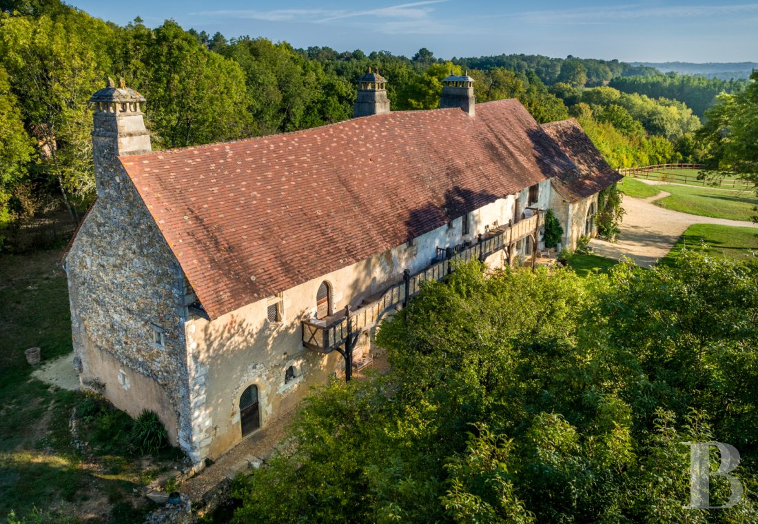 En Dordogne, entre Bergerac et Saint-Astier, un domaine du 14e siècle entouré de 13 hectares de bois et prairies - photo  n°3