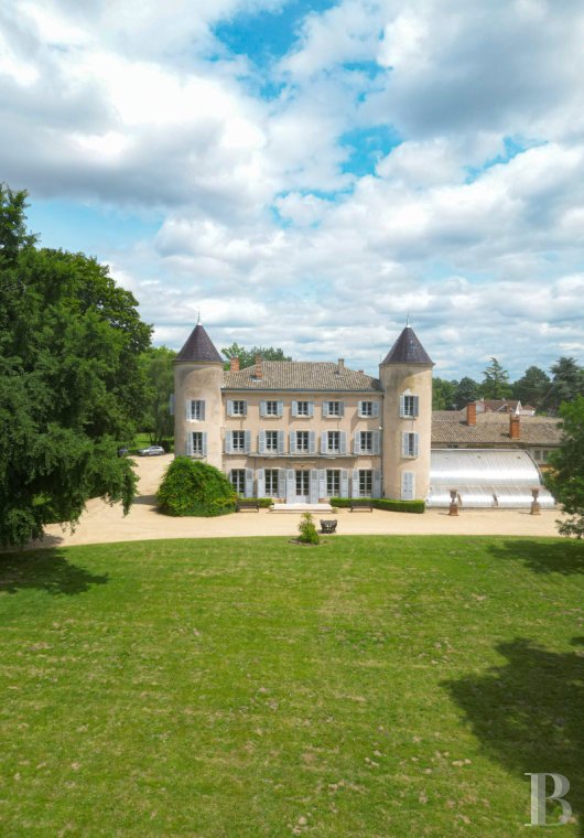 châteaux à vendre - rhones-alpes - Entre Lyon, Dijon et Genève, un élégant et confortable domaine,  son château, ses dépendances et son parc sur 7ha