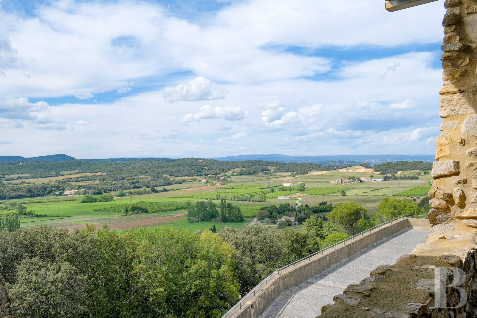 Patrice Besse Location saisonnière LanguedocRoussillon Dans le Gard, entre Bagnolssur