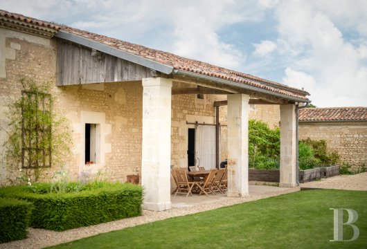 En Charente-Maritime, entre Saintes et Royan, un ancien domaine viticole converti en maison de famille - photo  n°3