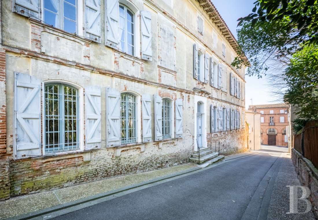maisons de caractère à vendre - midi-pyrenees - À 40 min de Toulouse, au cœur d’un village,  une vaste maison bourgeoise du 18e s. et son logement indépendant à rénover