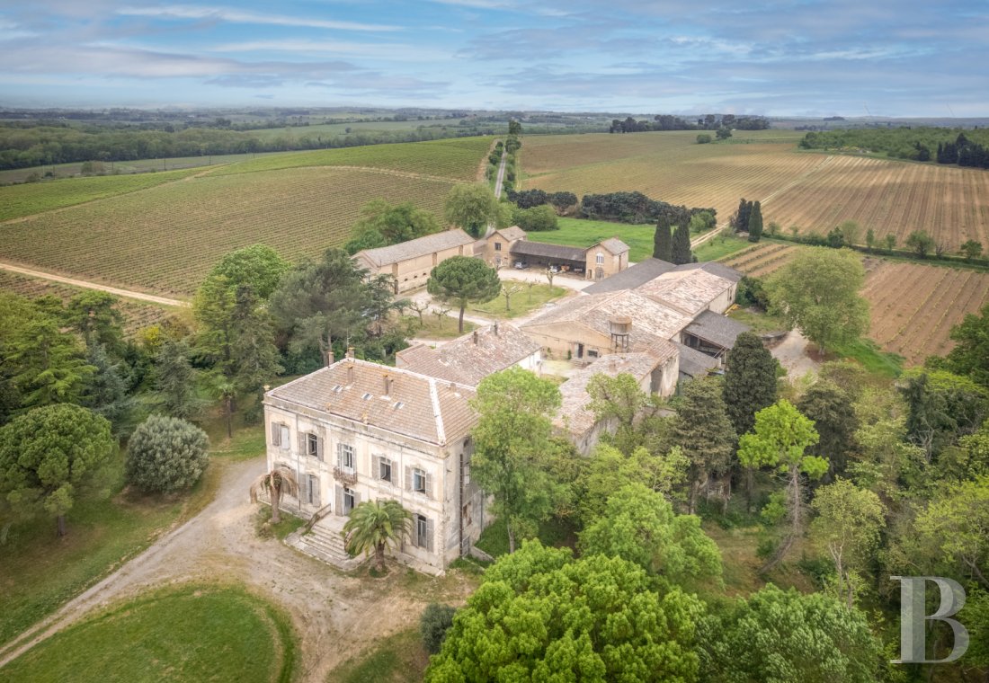 domaines viticoles à vendre - languedoc-roussillon - Dans l'Aude, à proximité de la cité de Carcassonne, un domaine viticole de 72 ha et sa maison de maître avec dépendances