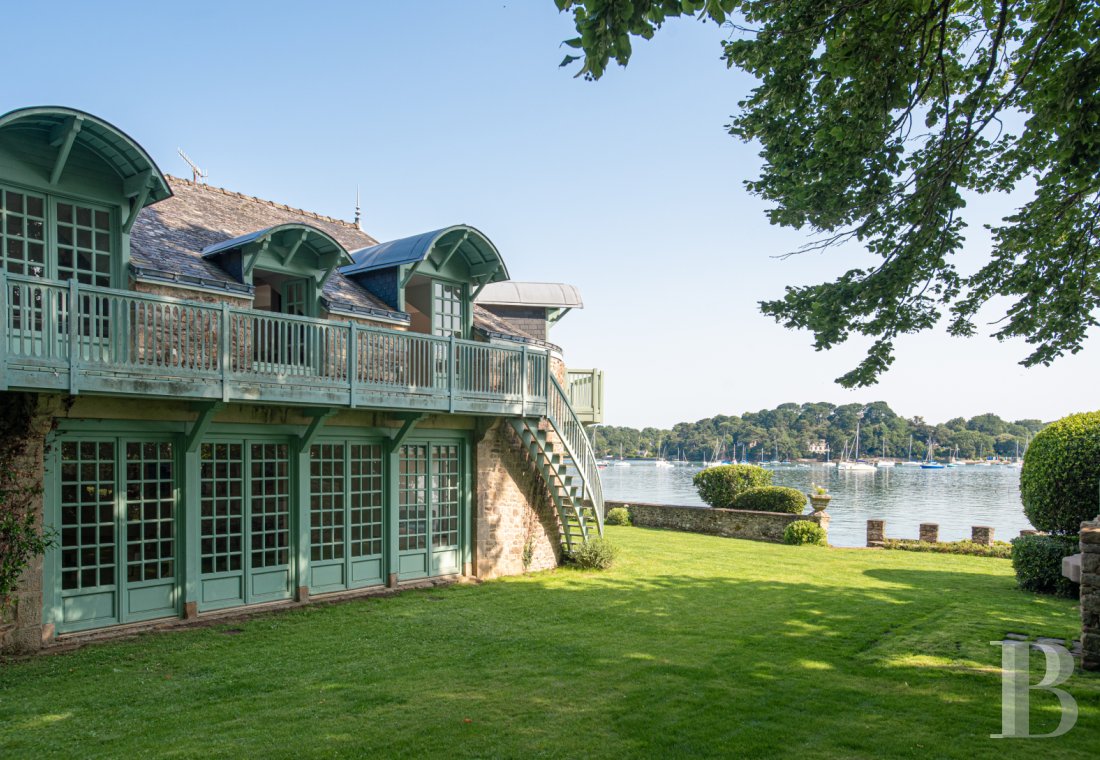 À Arradon, dans le golfe du Morbihan, une île privée de douze hectares et ses deux maisons - photo  n°37