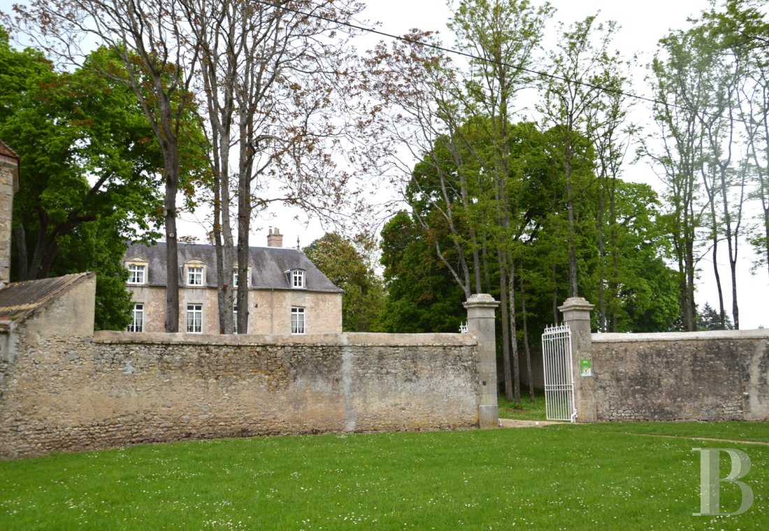 châteaux à vendre - centre-val-de-loire - En région Centre Val-de-Loire, un château restauré du 17e s.,  ses dépendances et son parc au cœur d’un village