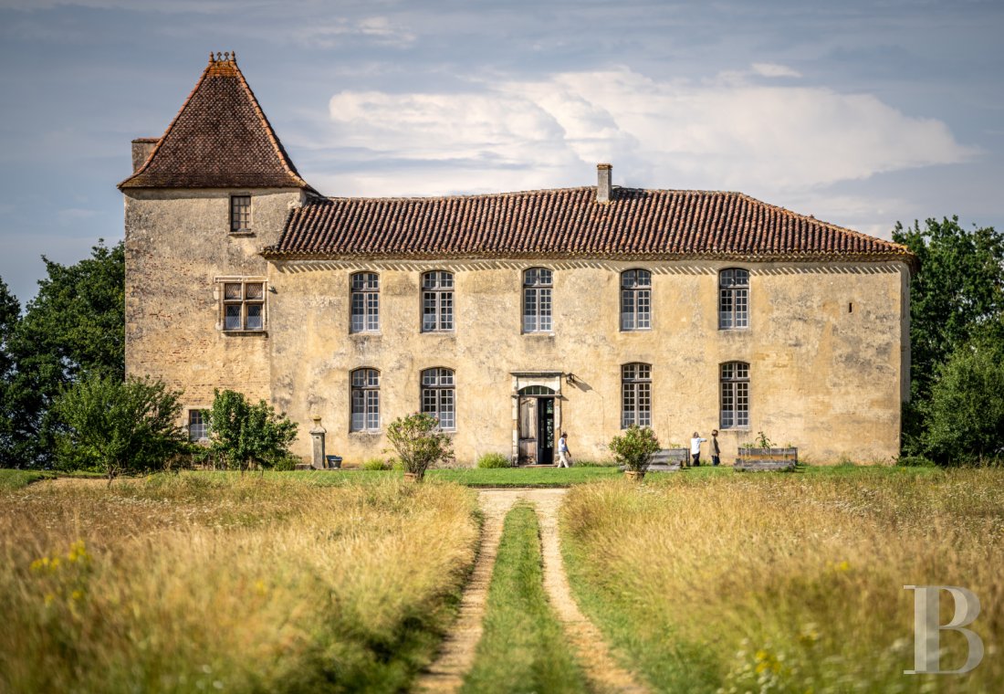 châteaux à vendre - aquitaine - Au cœur de l'Armagnac, une maison forte du 14e s. remaniée aux 16e,18e et 21e s.,  avec dépendance, maison d'amis et parc de 6,3 ha