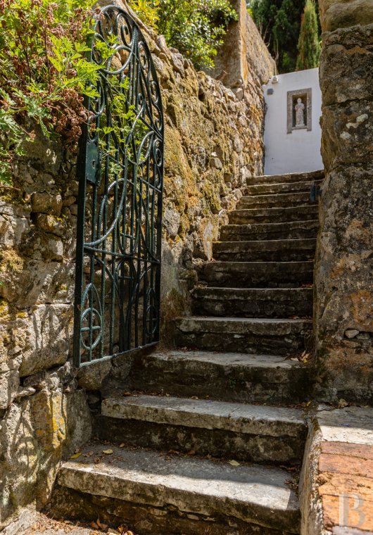 A proximité de Lisbonne, à l’entrée du parc naturel de Sintra-Cascais, une maison de village avec jardin, terrasses et patios - photo  n°2