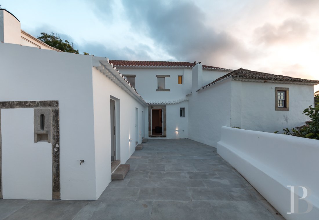 A proximité de Lisbonne, à l’entrée du parc naturel de Sintra-Cascais, une maison de village avec jardin, terrasses et patios - photo  n°28