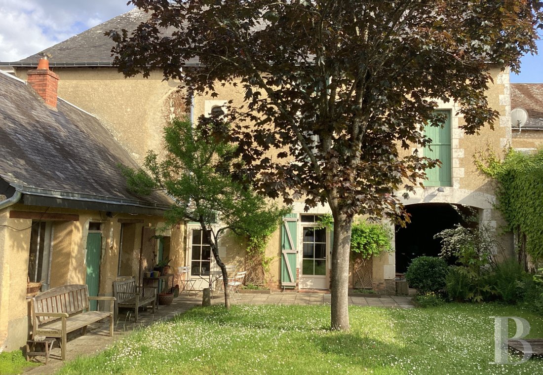 demeures à vendre - pays-de-loire - En vallée du Loir, dans un village tranquille, un ancien relais de poste avec dépendances et jardin de 1500 m²