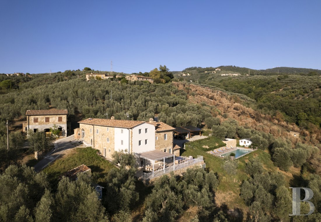 En Toscane, au nord de Vinci et non loin de Florence, une ancienne ferme du 19e siècle au milieu des oliviers - photo  n°1