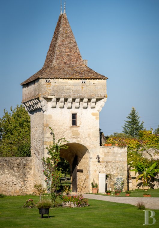 Au nord-est de la Gironde, en limite de la Dordogne, un château de famille du 11e siècle - photo  n°2