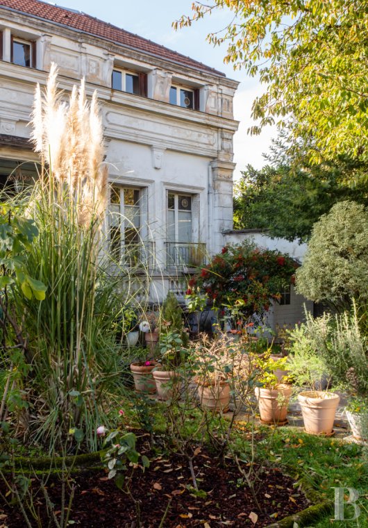 maisons de caractère à vendre - ile-de-france - À l'est de Paris, dans la ville de Neuilly-Plaisance,  une ancienne orangerie aménagée en maison, ses dépendances et son jardin aux airs d'Italie