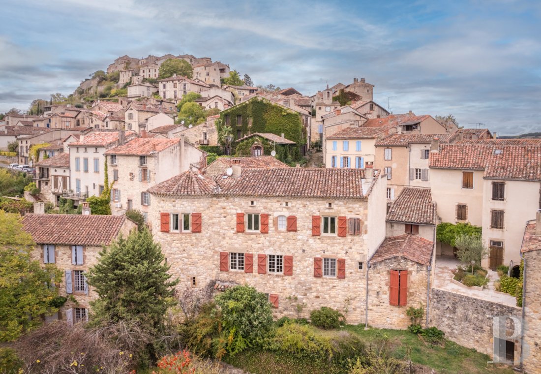 maisons de village à vendre - midi-pyrenees - Au cœur de Cordes-sur-Ciel, l'un des «Plus Beaux Villages de France», une maison de maître et son jardin en terrasse