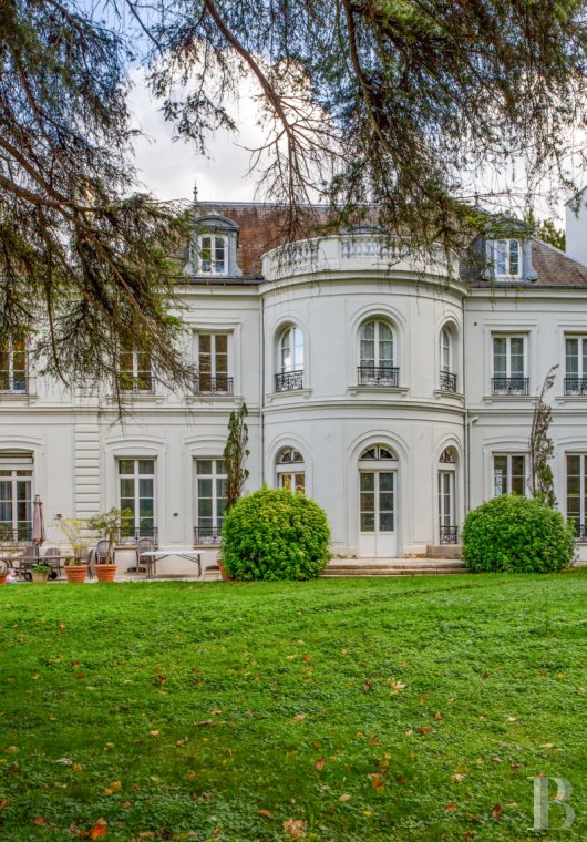 châteaux à vendre - ile-de-france - À 30 min au sud de Paris, dans un château du 18e s.,  un appartement de 195 m² avec son décor d'origine et son jardin