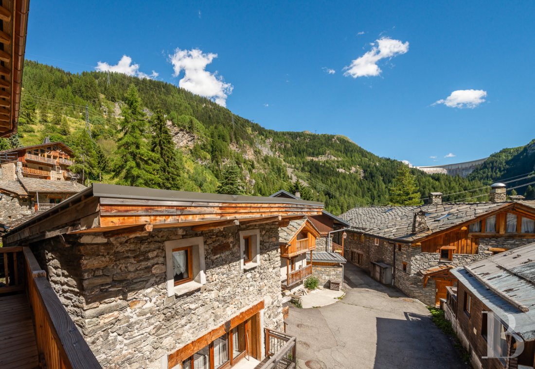 En Savoie, à Tignes-les-Brévières, une ancienne maison de village entièrement rénovée en un luxueux chalet - photo  n°28