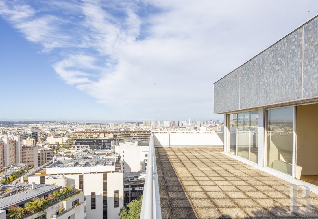 appartements à vendre - paris - Dans le 15e arrondissement, au treizième étage d’un immeuble moderne, un appartement de 69 m² à restaurer, prolongé d’une terrasse de 73 m²