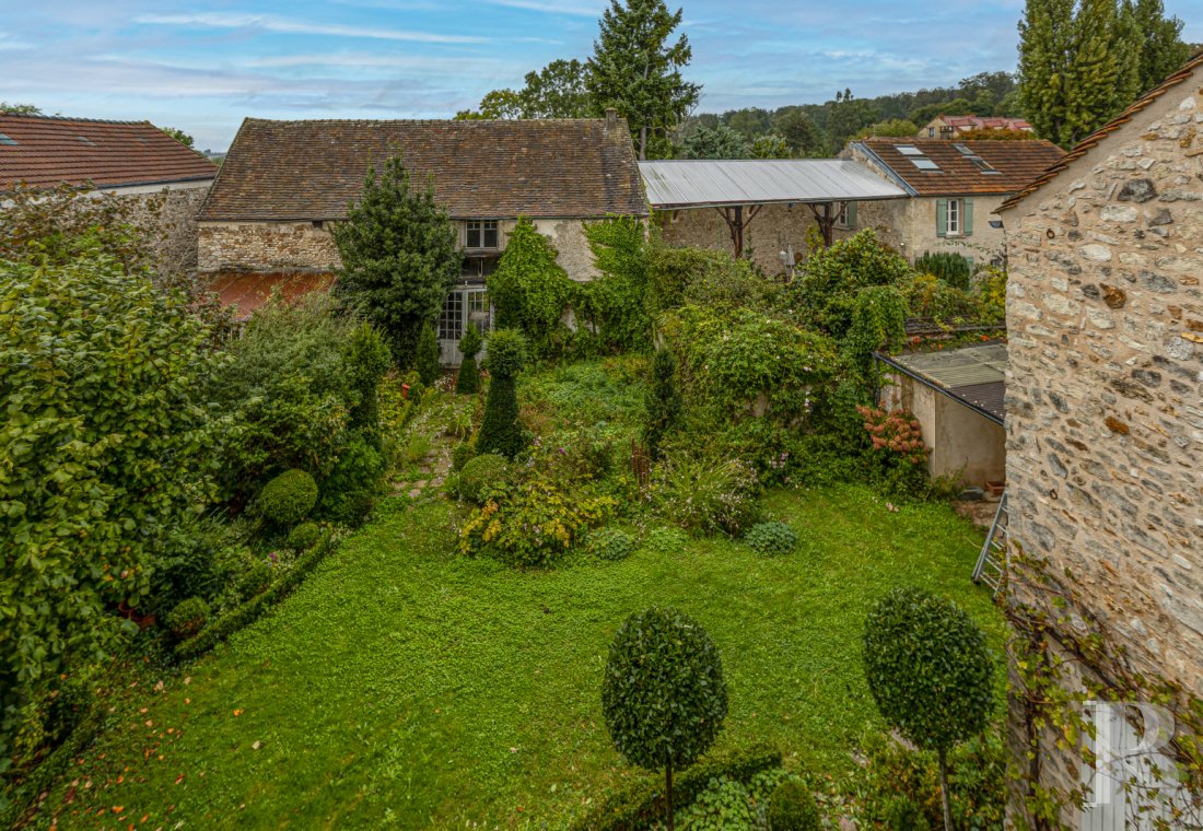 maisons à vendre - paris - Au cœur du village de Saint-Nom-la-Bretèche, dans une ancienne ferme composée de plusieurs bâtiments, une grange atelier de près de 240 m² avec son jardin, à restaurer