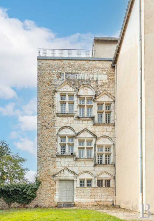 monuments historiques à vendre - rhones-alpes - Entre Lyon et Genève, un appartement de 96 m² surplombant un village aindinois,  dans un château du 15e s. inscrit MH avec son parc de plus de 2 ha