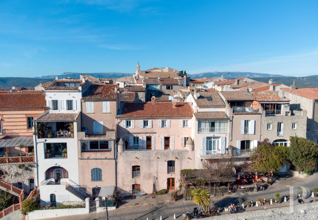 maisons de village à vendre - paca - En Provence, dans le village du Castellet, une maison bourgeoise du 19e s. d'environ 200 m², à restaurer, avec vue à 180° sur vignoble et mer