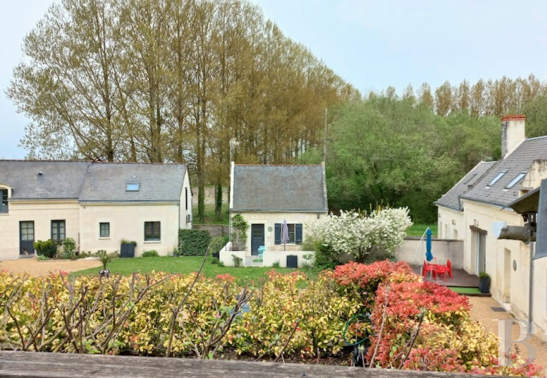 maisons de village à vendre - centre-val-de-loire - À mi-chemin entre Azay-le-Rideau et Chinon, un ensemble de trois habitations entièrement restaurées avec dépendance, piscine et jardin de 2300 m²