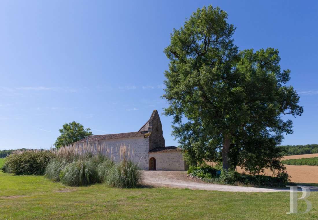 Au nord d’Agen,  une chapelle romane et un ancien hameau bordés de champs et de vergers - photo  n°4
