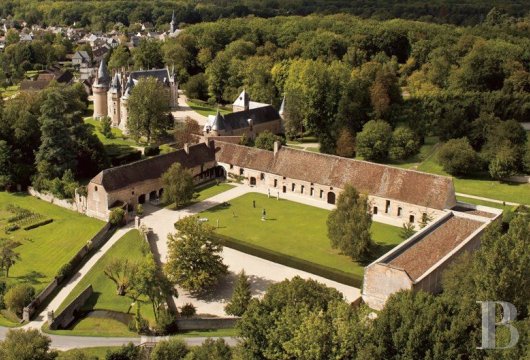 En pleine forêt solognote,  de vastes dépendances d'origine militaire dédiées aux arts contemporains - photo  n°3